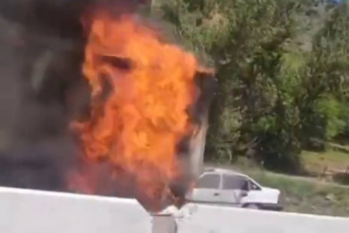 На перевале «Камчик» Nexia столкнулась с грузовиком и загорелась — видео