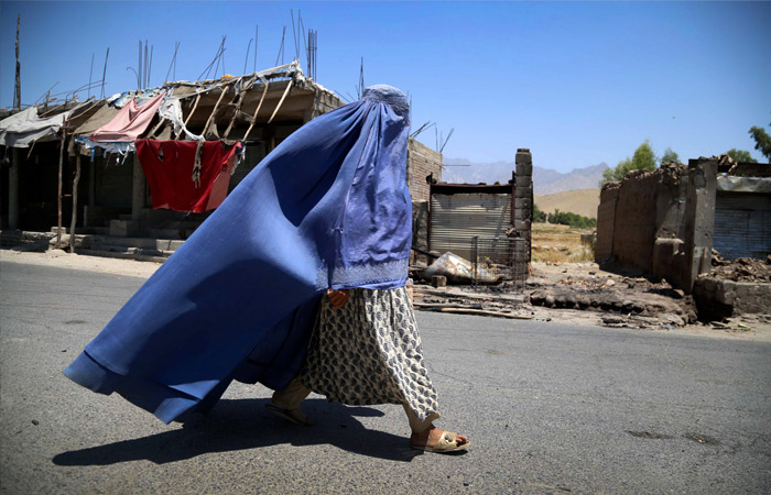 Талибан не пускает молодых женщин на рынок на границе с Узбекистаном