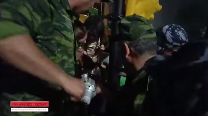 В Алмазарском районе голова девочки застряла в металлическом заборе