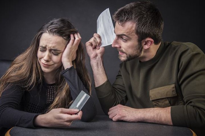 В Бухаре мужчины шантажировали дочь соседа распространением в соцсетях её фотографий интимного характера