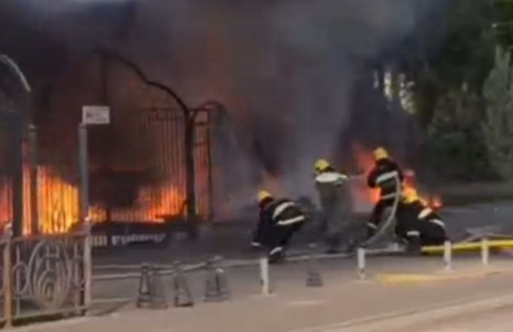 Утром в Джизакской области загорелся магазин мороженого