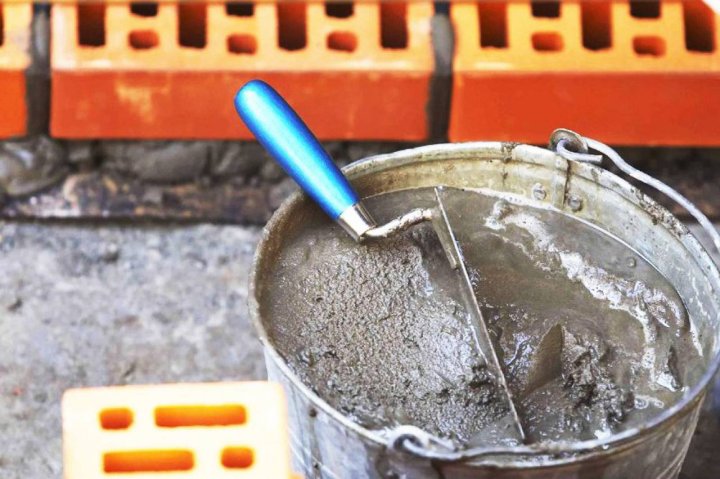 В России ведро с цементом сбросили на голову узбекистанца