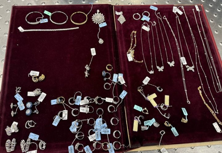 Три пассажира авиарейса «Дубай-Ташкент» пытались осуществить контрабанду ювелирных изделий