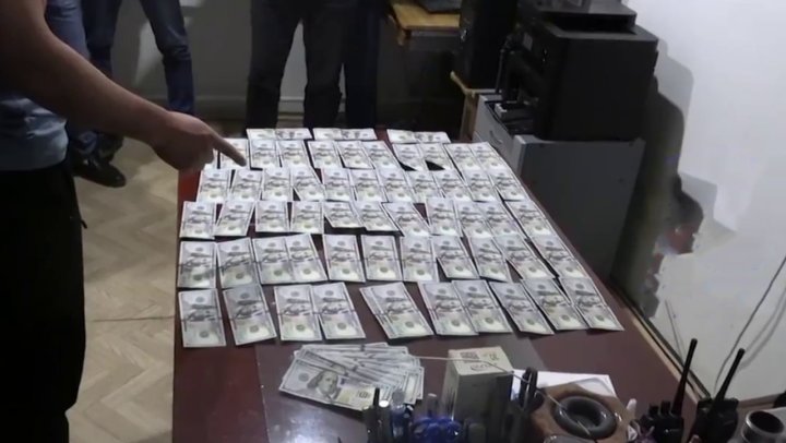 Учителя из Джизака собрали для мошенника более 25 тыс. долларов США, чтобы пройти аттестацию