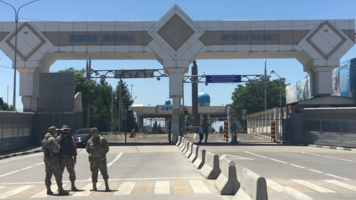 СМИ: Сотни автомобилей скопились на границе Казахстана с Узбекистаном