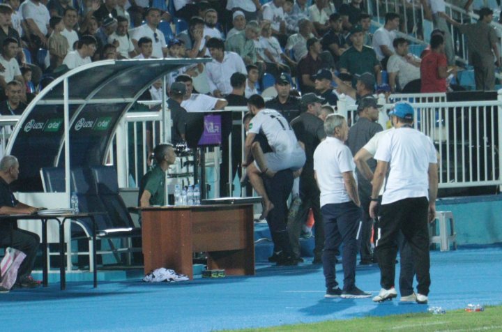 «А где носилки?», — узбекского футболиста врачи унесли с поля на плечах