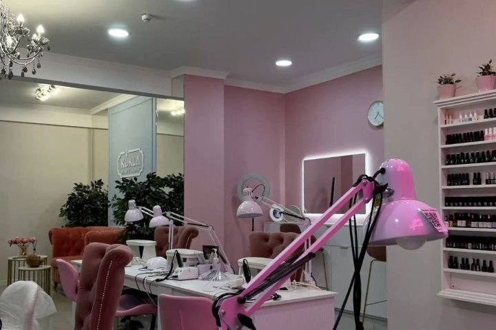 В Узбекистане объём услуг парикмахерских и салонов красоты вырос почти на 10%