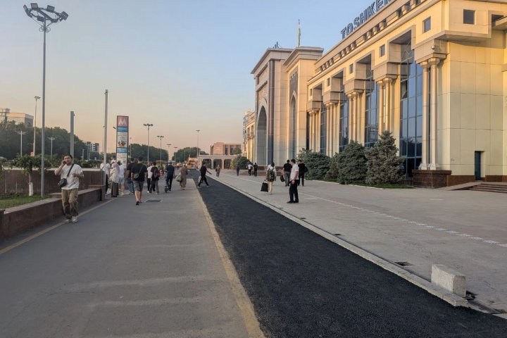 На вокзалах Узбекистана демонтировали внешние контрольно-пропускные пункты и заборы