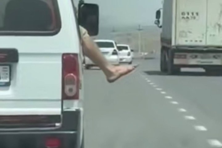 В Джизаке пассажир Damas высунул ноги из окна движущегося авто, «чтобы охладиться» — видео