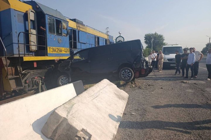 В Ташобласти на ж/д переезде поезд столкнулся с микроавтобусом
