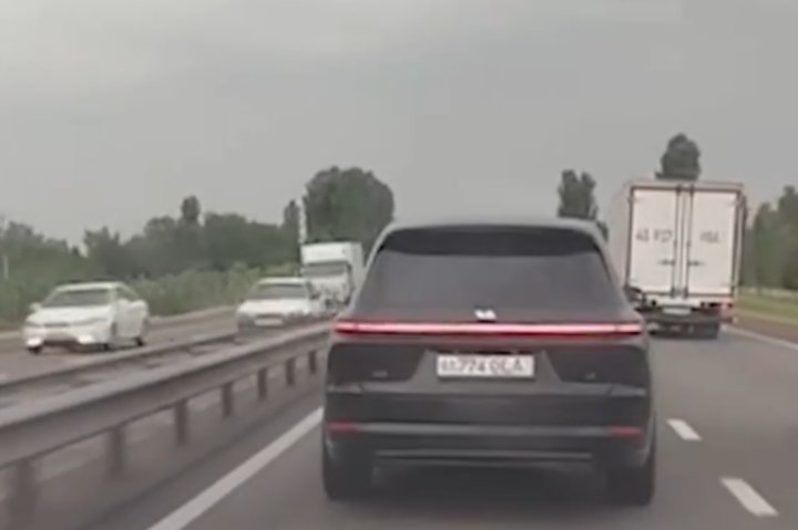 В Ташкенте водитель Lixiang проигнорировал скорую помощь и поплатился — видео