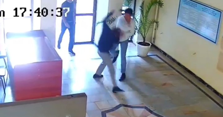 Сотрудник ОВД, избивший журналиста в Самарканде, отделался выговором - видео