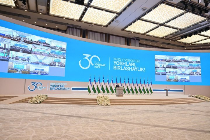 Шавкат Мирзиёев проводит встречу с молодежью