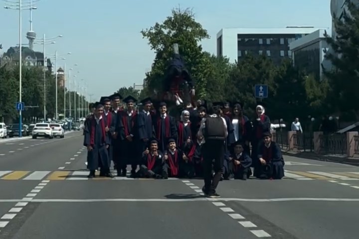 В Ташкенте наказали выпускников, отпраздновавших диплом прямо на дороге — видео