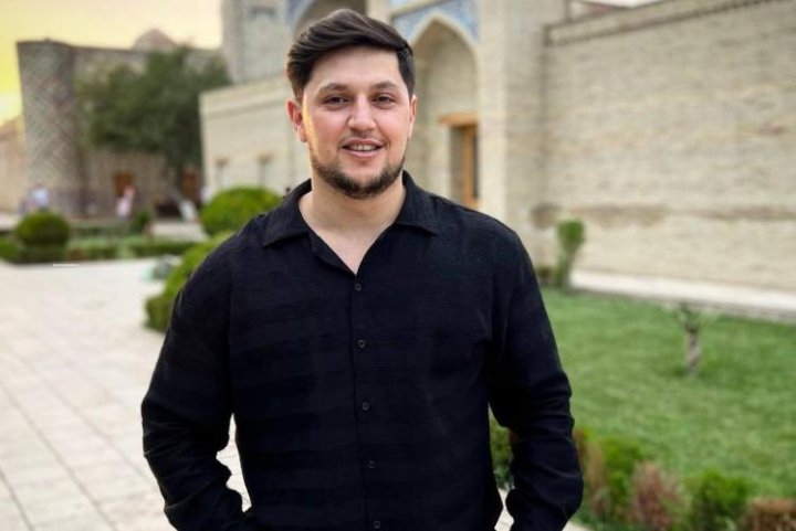 Узбекский актер Азамат Ахроров вручил жене пачку долларов — видео