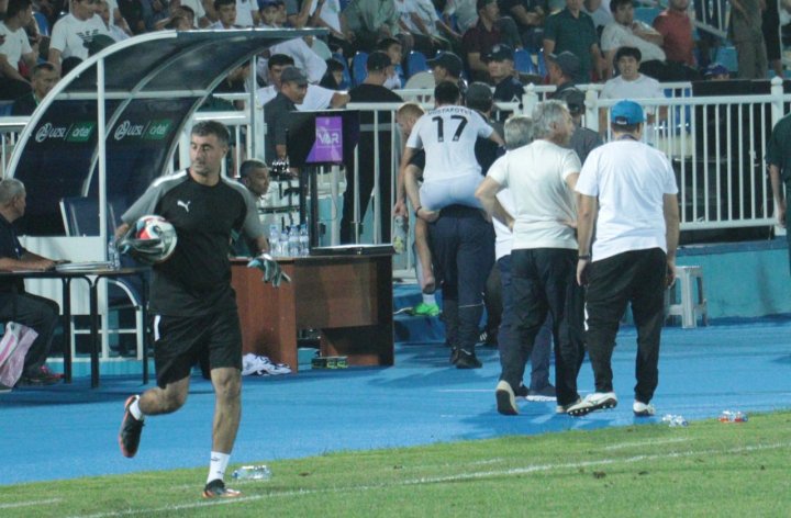 «А где носилки?», — узбекского футболиста врачи унесли с поля на плечах