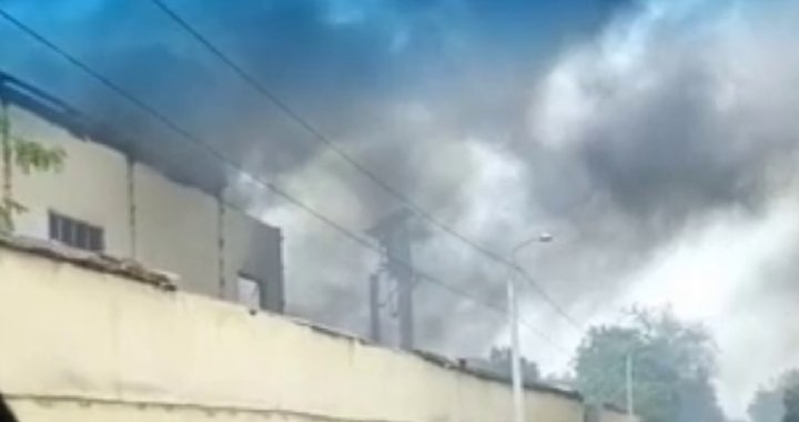 В Мирабадском районе загорелось заброшенное здание