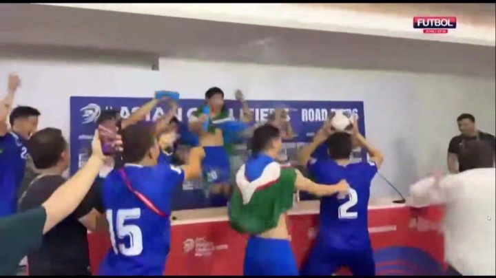 Во время пресс-конференции узбекского тренера в студию ворвались футболисты — видео