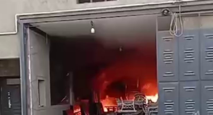 Больше двух часов потребовалось пожарным, чтобы потушить крупный пожар в Сергелийском районе