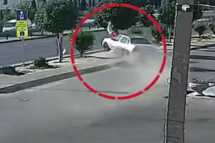 В Ташкенте Nexia столкнулся с Matiz, после чего сбил женщину на островке безопасности и снёс дерево — видео