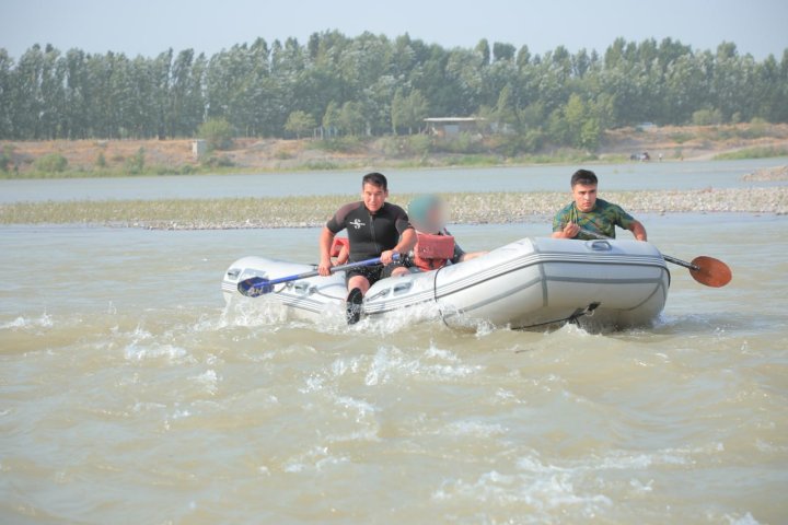 В Намангане две женщины застряли посреди реки Нарын
