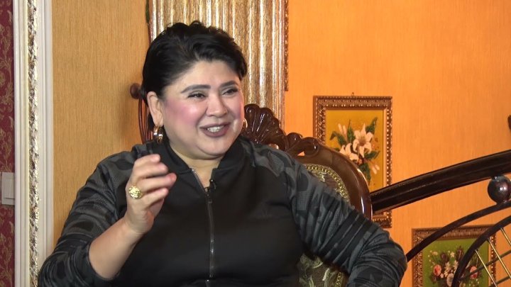 Узбекская певица Дильфуза Исмаилова отдала 100 долларов нуждающемуся на дороге