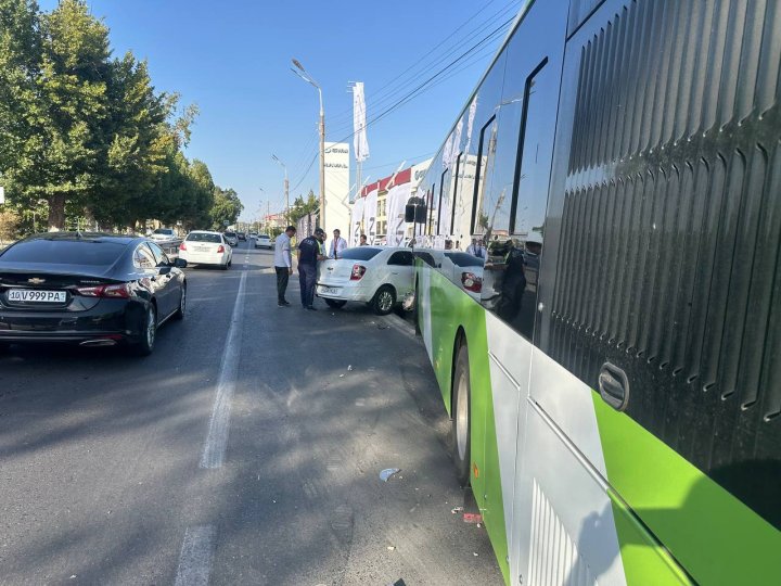 В Ташобласти водитель автомобиля Сobalt подрезал автобус Yutong и устроил крупное ДТП — видео