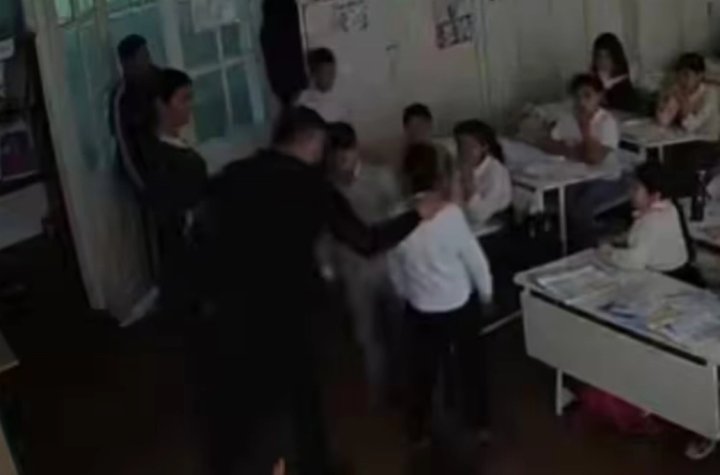 В Бухаре мужчина избил школьников прямо в учебном классе