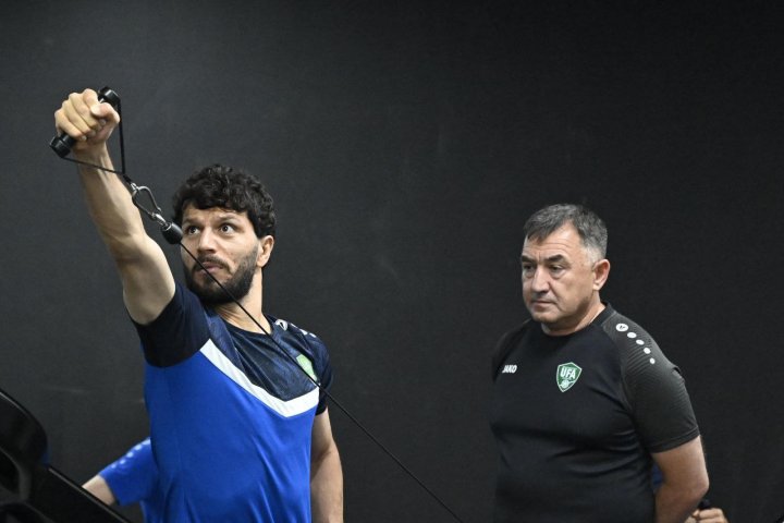 «Чтобы избавиться от давления, я пытаюсь развеселить ребят», — узбекский футболист Машарипов о матче с ОАЭ