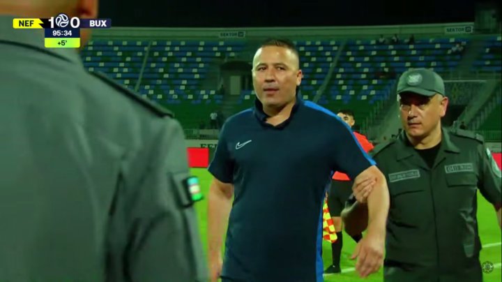 Прямо во время матча главного тренера узбекского клуба увели с поля сотрудники правопорядка — видео