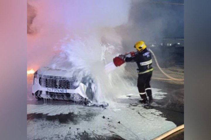 В Ташкенте во дворе многоэтажки загорелся автомобиль, есть пострадавший