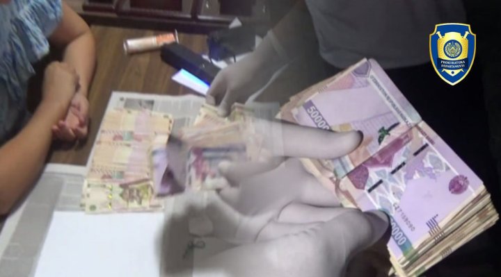 Преподавательница Каракалпакского государственного университета задержана при получении 18 млн сумов