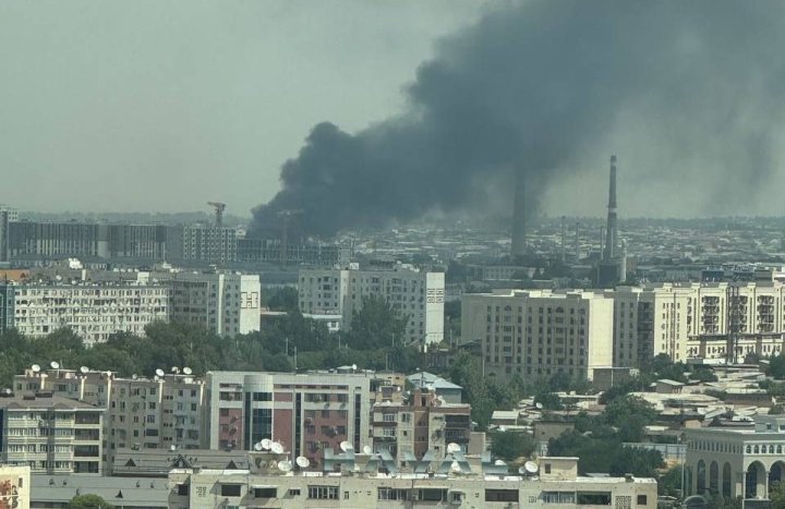 В Алмазарском районе загорелось производственное предприятие