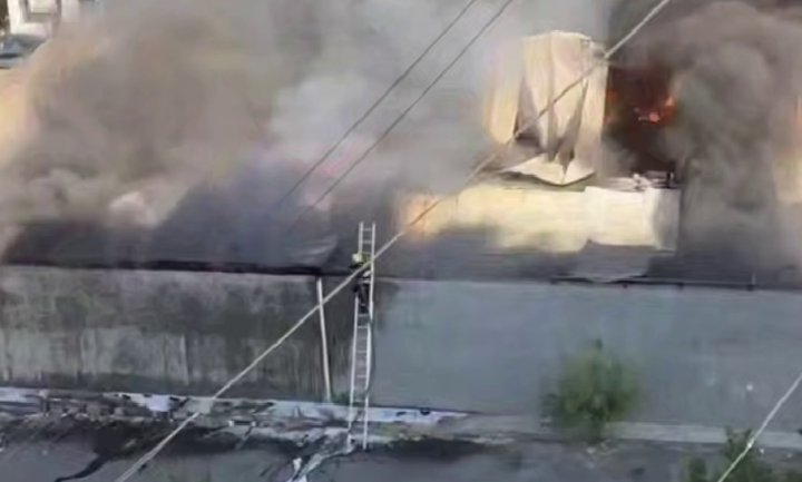 С утра в Юнусабадском районе горел производственный цех, пожар тушили около часа