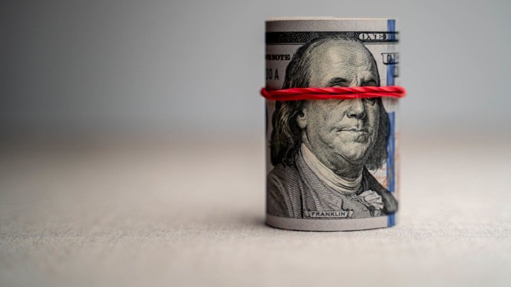 В Узбекистане второй день подряд падает курс всех иностранных валют