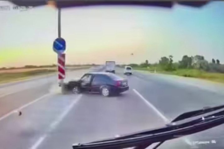 В Сырдарье автомобиль Lacetti врезался в ограждение и попал под автобус — видео