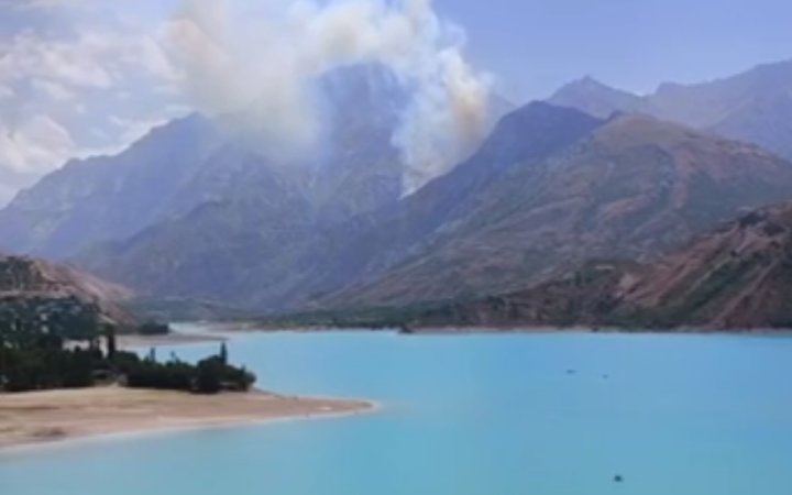 Сотрудники МЧС уже более 3-х часов борются с огнём в горах Бостанлыкского района