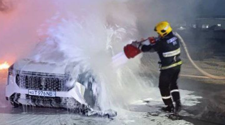 Под утро в Ташкенте полностью сгорел китайский электрокар, есть пострадавший