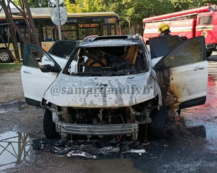 В Самарканде сгорел автомобиль «Tracker»