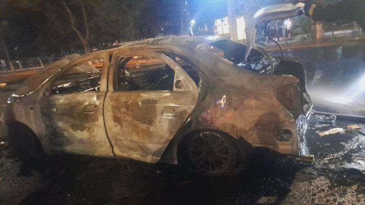 В Ташкенте на Малой кольцевой загорелся Cobalt, четыре человека пострадали — видео
