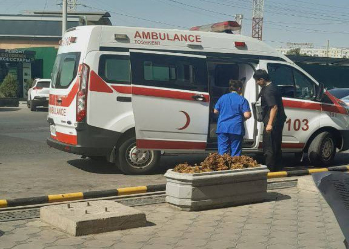 Пострадала девушка: В Ташкенте грузовик врезался в автобусную остановку