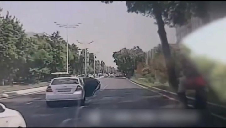 В Ташкенте девушка выпрыгнула из движущегося авто – видео