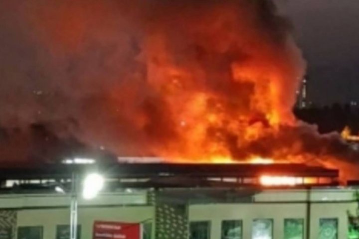 В Кашкадарье сгорели 2 торговые точки — видео