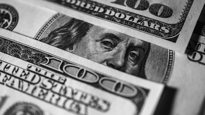 В Узбекистане курс доллара вновь начал лететь вверх