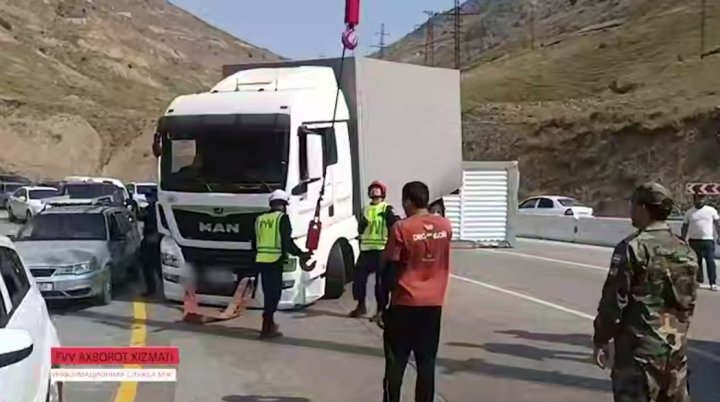 На перевале «Камчик» у грузовика на ходу опрокинулся прицеп