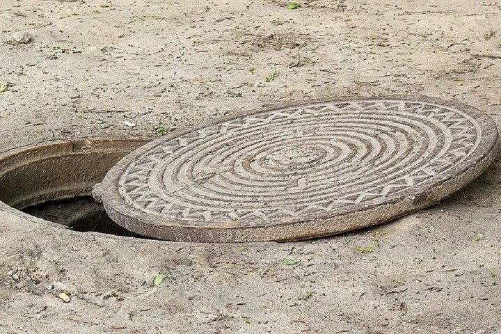 В Ташкенте ребенок упал в открытый люк