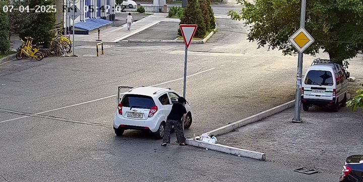 В Мирабадском районе женщина попала на камеру экологов, когда выбрасывала мусор на улице