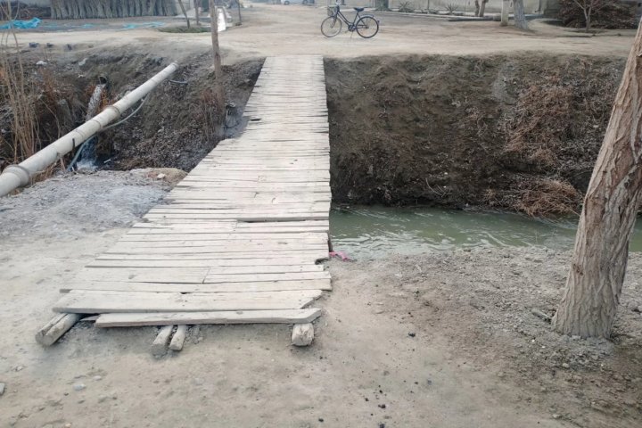 Деревянный мост и проблемы с электричеством: как живут жители Узбекистанского района?