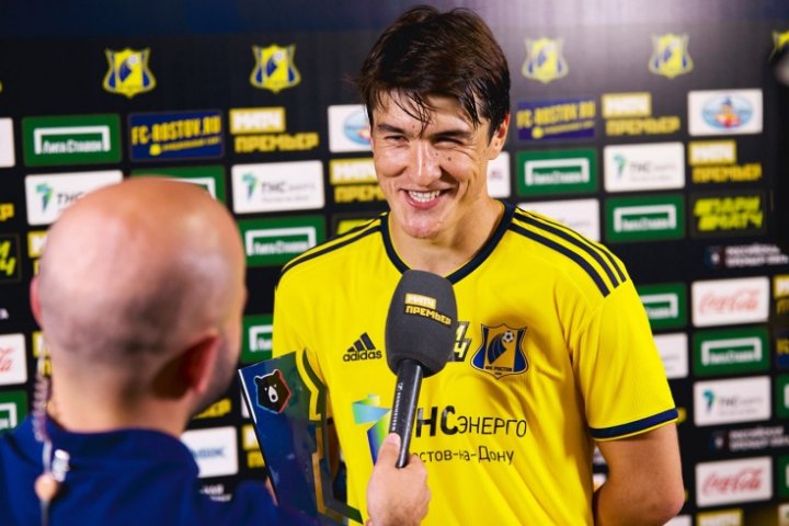 Узбекский футболист Эльдор Шомуродов спел «Хайолим сенда» для новых одноклубников — видео