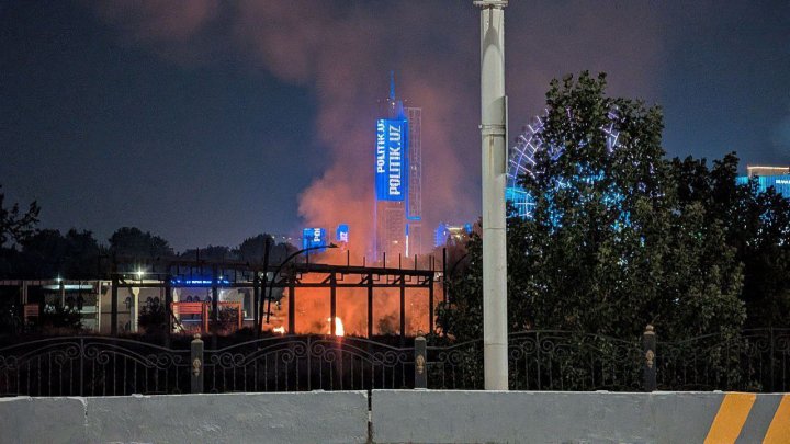 Вчера вечером в Юнусабадском районе загорелась сухая трава